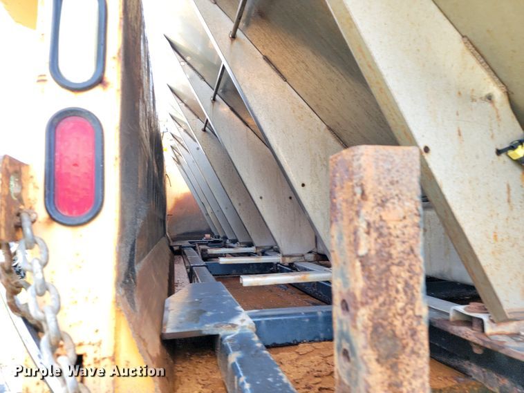 image for item KQ9205 2005 International 7400  dump truck