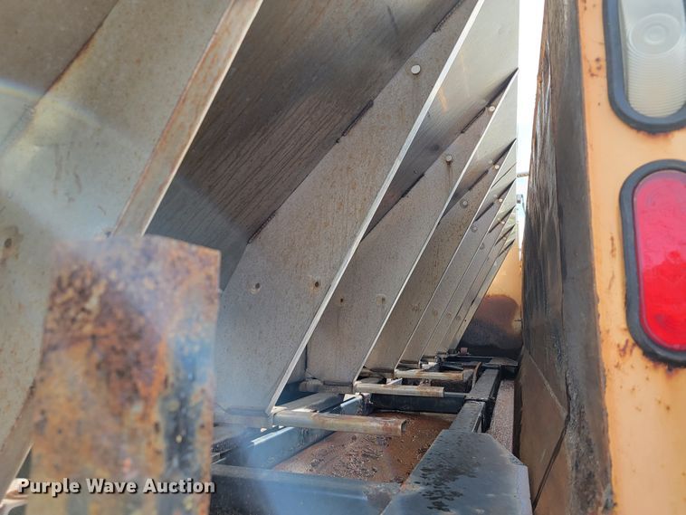 image for item KQ9205 2005 International 7400  dump truck