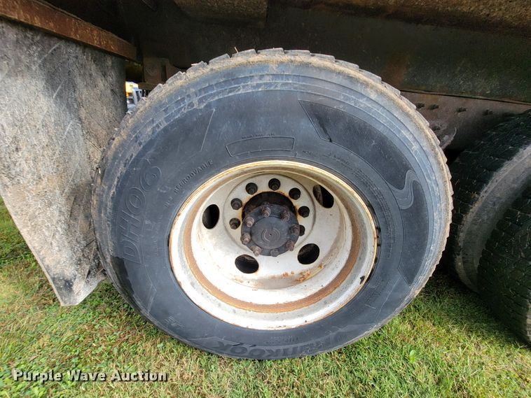 image for item KQ9205 2005 International 7400  dump truck