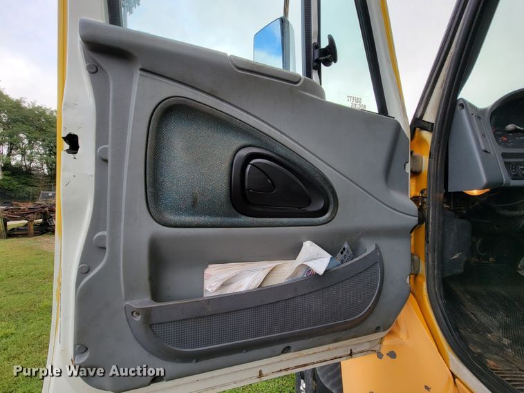 image for item KQ9206 2005 International 7600  dump truck