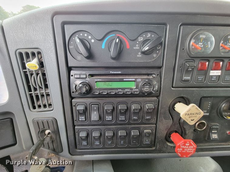 image for item KQ9206 2005 International 7600  dump truck