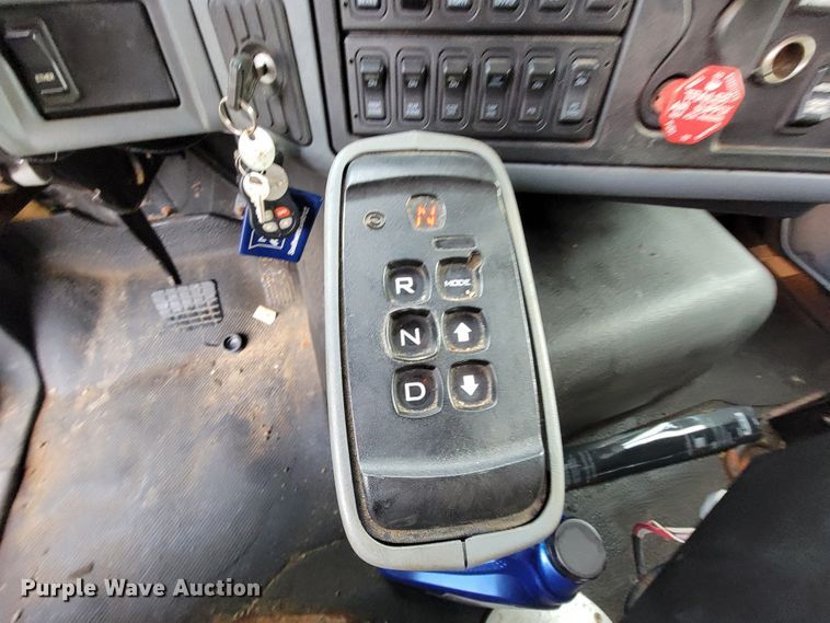 image for item KQ9206 2005 International 7600  dump truck