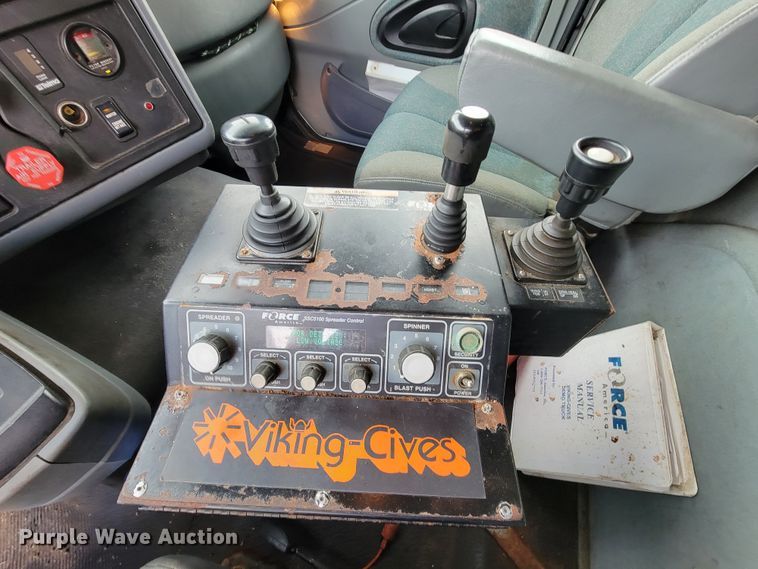 image for item KQ9206 2005 International 7600  dump truck