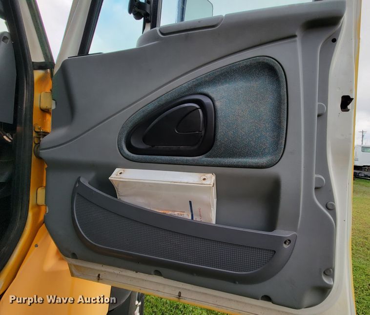 image for item KQ9206 2005 International 7600  dump truck