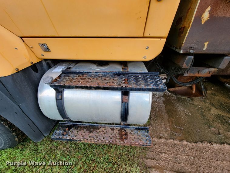 image for item KQ9206 2005 International 7600  dump truck