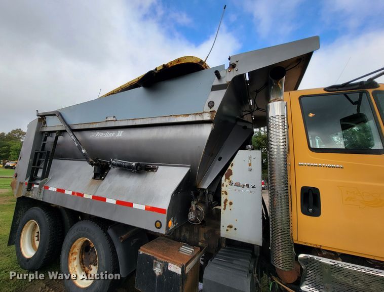 image for item KQ9206 2005 International 7600  dump truck