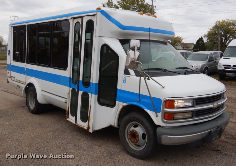 image for item KV9024 2001 Chevrolet Express 3500  shuttle bus