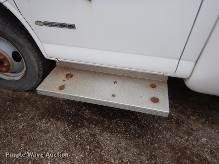 image for item KV9024 2001 Chevrolet Express 3500  shuttle bus