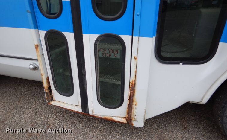 image for item KV9024 2001 Chevrolet Express 3500  shuttle bus