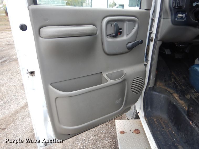 image for item KV9024 2001 Chevrolet Express 3500  shuttle bus
