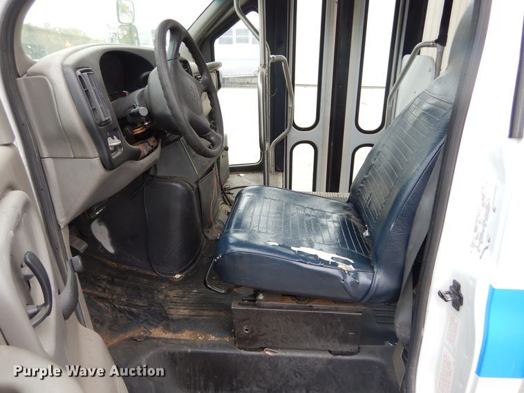 image for item KV9024 2001 Chevrolet Express 3500  shuttle bus