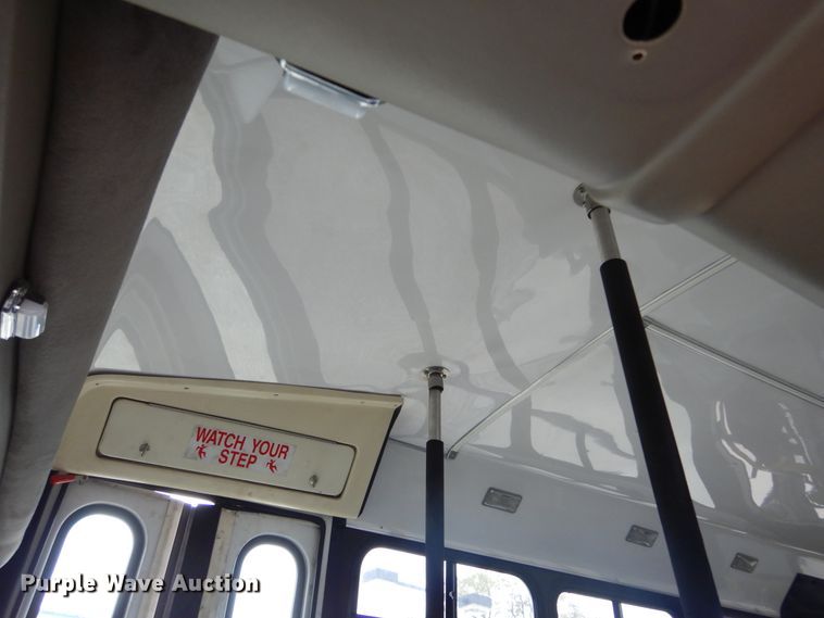 image for item KV9024 2001 Chevrolet Express 3500  shuttle bus