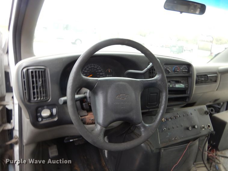 image for item KV9024 2001 Chevrolet Express 3500  shuttle bus