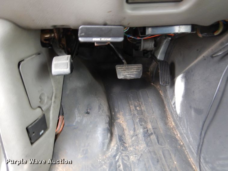 image for item KV9024 2001 Chevrolet Express 3500  shuttle bus