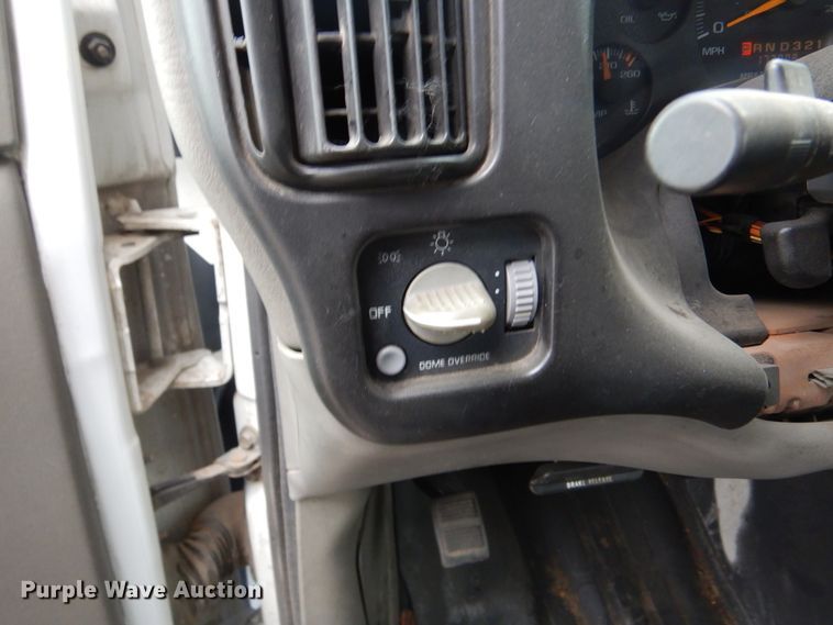 image for item KV9024 2001 Chevrolet Express 3500  shuttle bus