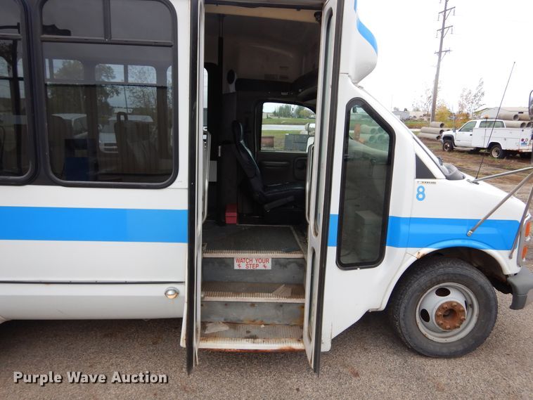 image for item KV9024 2001 Chevrolet Express 3500  shuttle bus