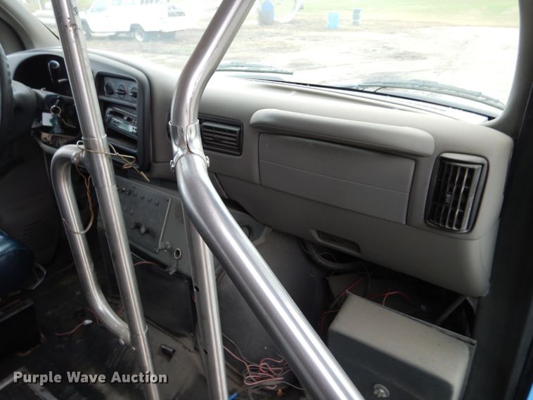 image for item KV9024 2001 Chevrolet Express 3500  shuttle bus