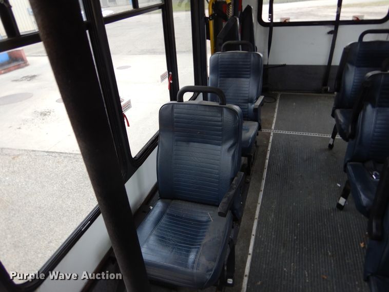 image for item KV9024 2001 Chevrolet Express 3500  shuttle bus