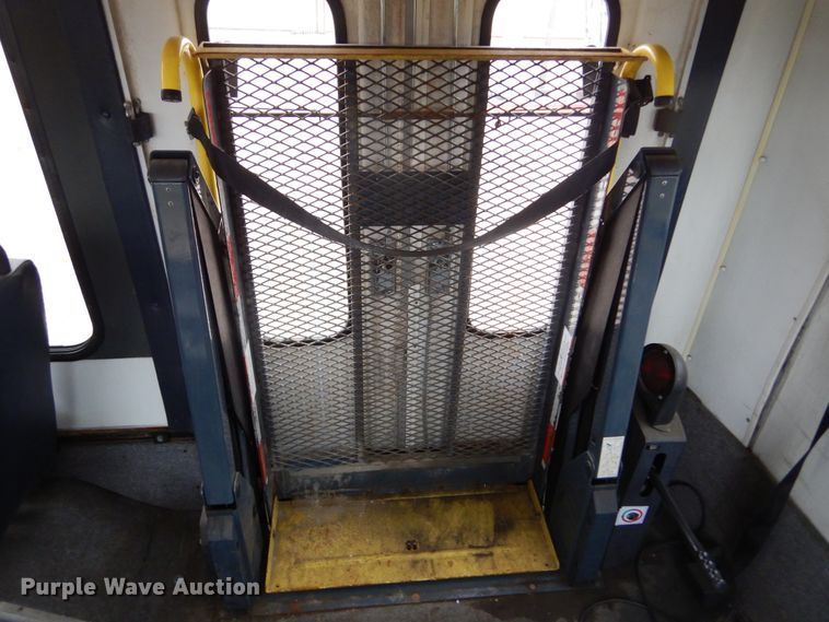 image for item KV9024 2001 Chevrolet Express 3500  shuttle bus