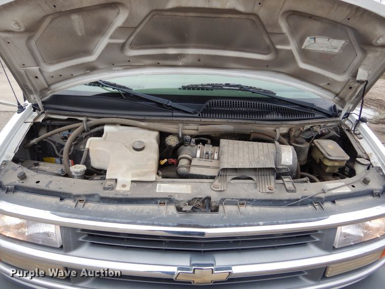 image for item KV9024 2001 Chevrolet Express 3500  shuttle bus