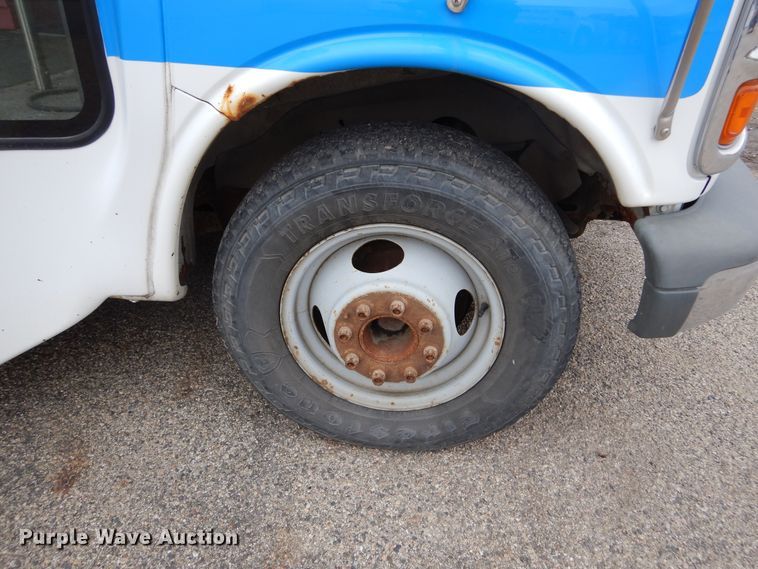 image for item KV9024 2001 Chevrolet Express 3500  shuttle bus