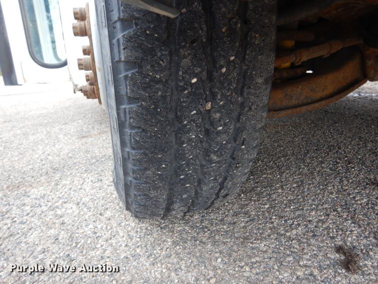 image for item KV9024 2001 Chevrolet Express 3500  shuttle bus