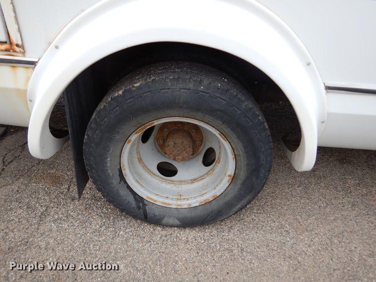 image for item KV9024 2001 Chevrolet Express 3500  shuttle bus