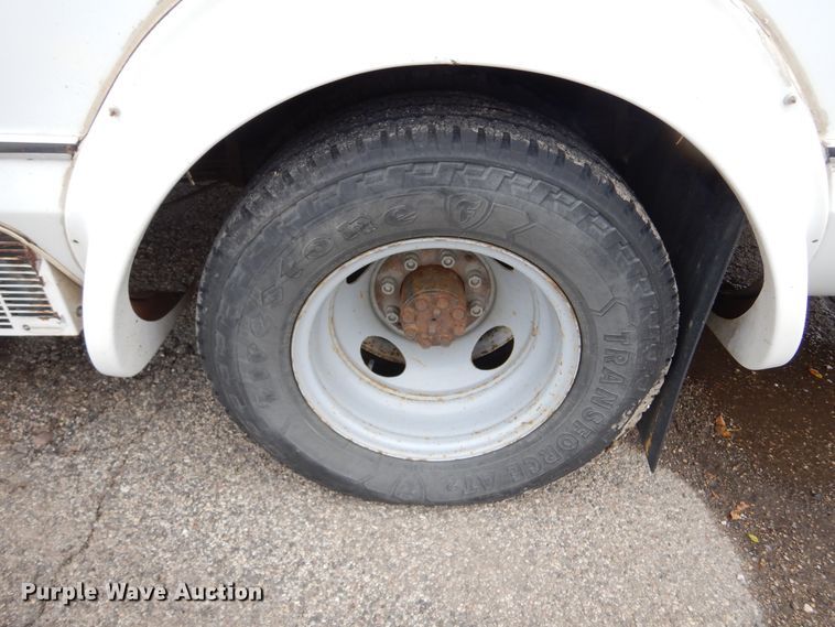 image for item KV9024 2001 Chevrolet Express 3500  shuttle bus