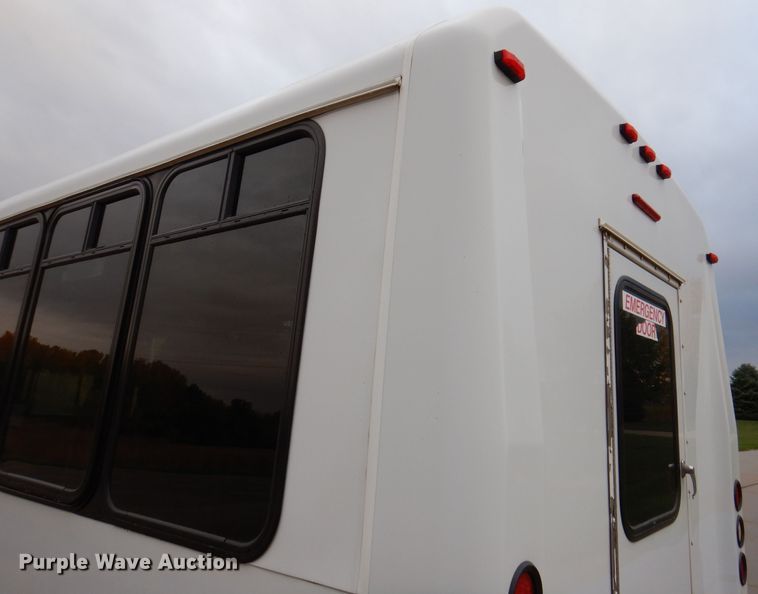 image for item KY9696 2009 Ford E450  shuttle bus