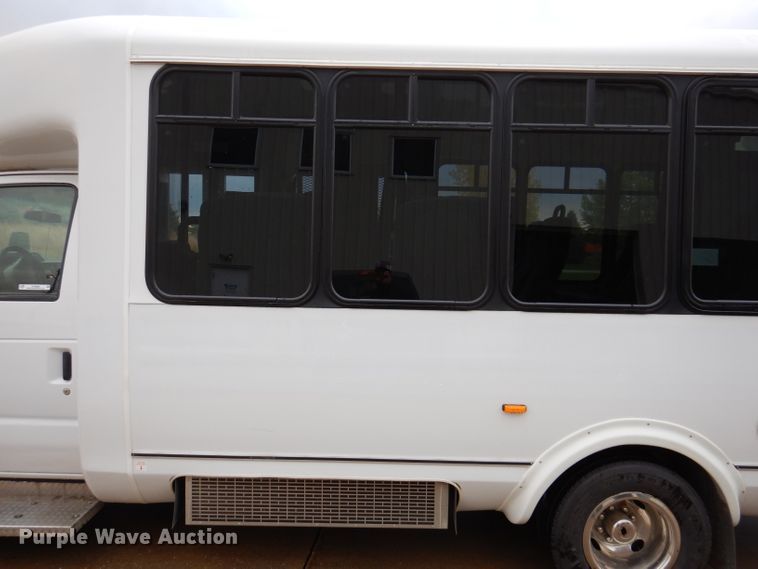 image for item KY9696 2009 Ford E450  shuttle bus