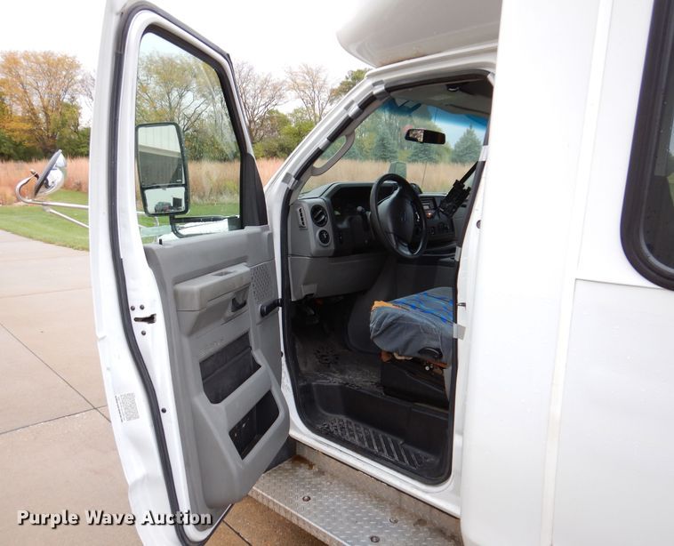 image for item KY9696 2009 Ford E450  shuttle bus