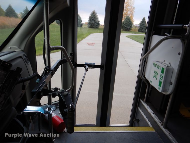 image for item KY9696 2009 Ford E450  shuttle bus