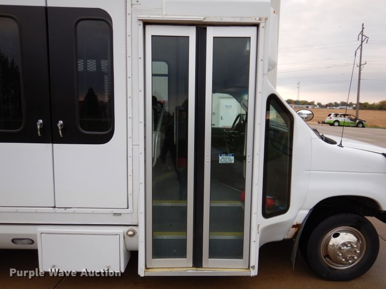 image for item KY9696 2009 Ford E450  shuttle bus