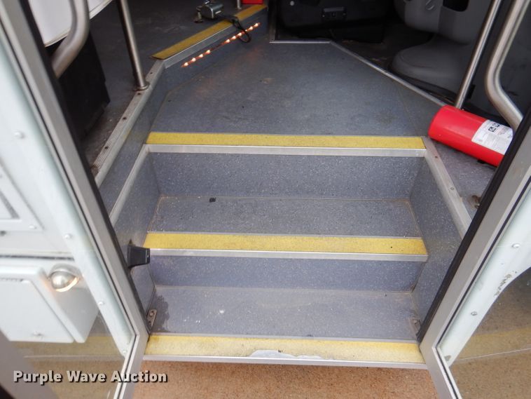 image for item KY9696 2009 Ford E450  shuttle bus