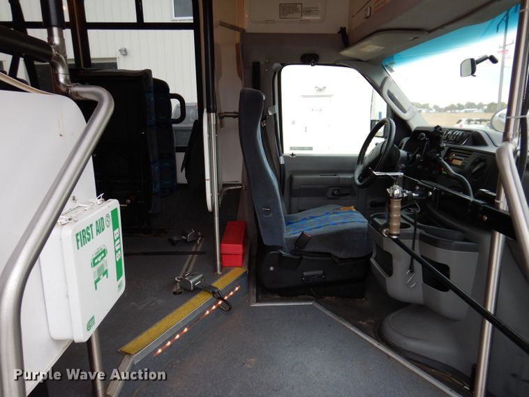 image for item KY9696 2009 Ford E450  shuttle bus