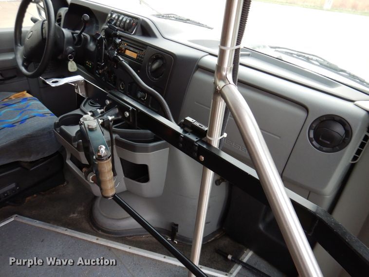 image for item KY9696 2009 Ford E450  shuttle bus