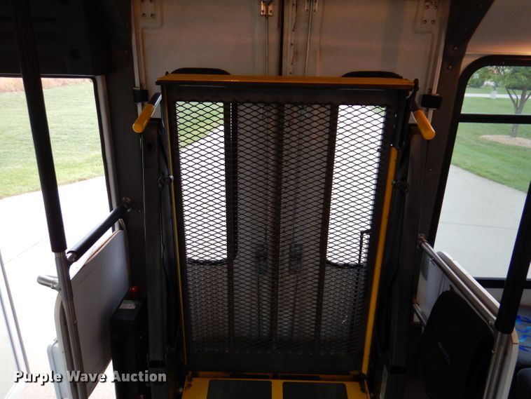 image for item KY9696 2009 Ford E450  shuttle bus