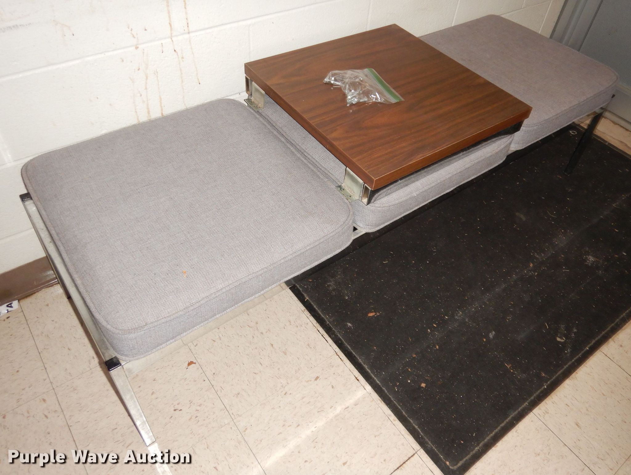 Furniture in Emporia, KS Item KP9863 sold Purple Wave