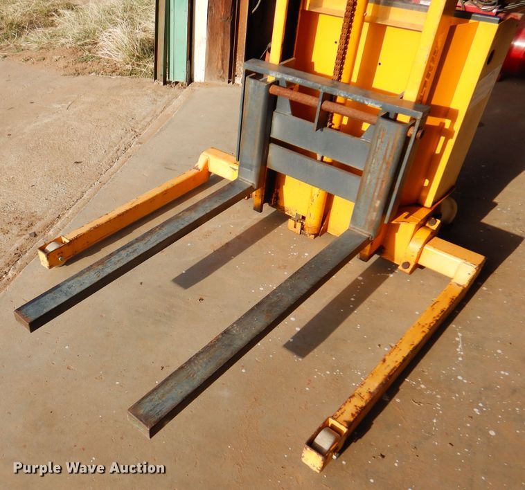 image for item DI5379 2002 Multiton SM 20-62  forklift