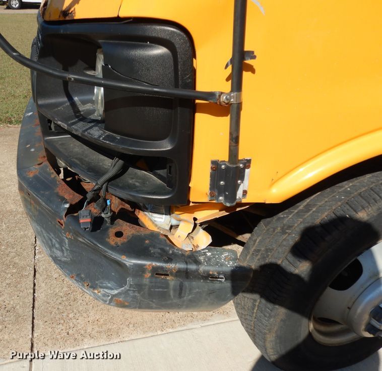 image for item DJ7438 2004 Chevrolet Express G3500  school bus