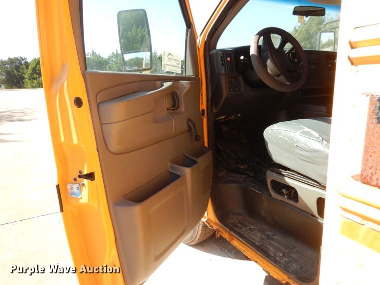 image for item DJ7438 2004 Chevrolet Express G3500  school bus