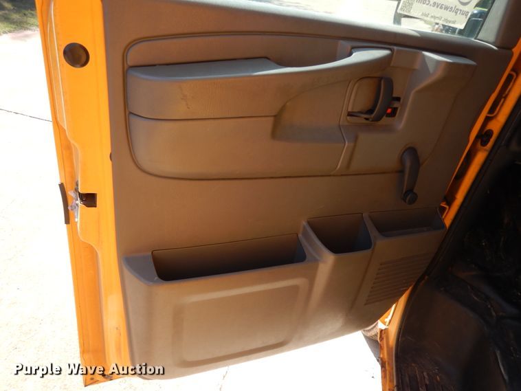 image for item DJ7438 2004 Chevrolet Express G3500  school bus