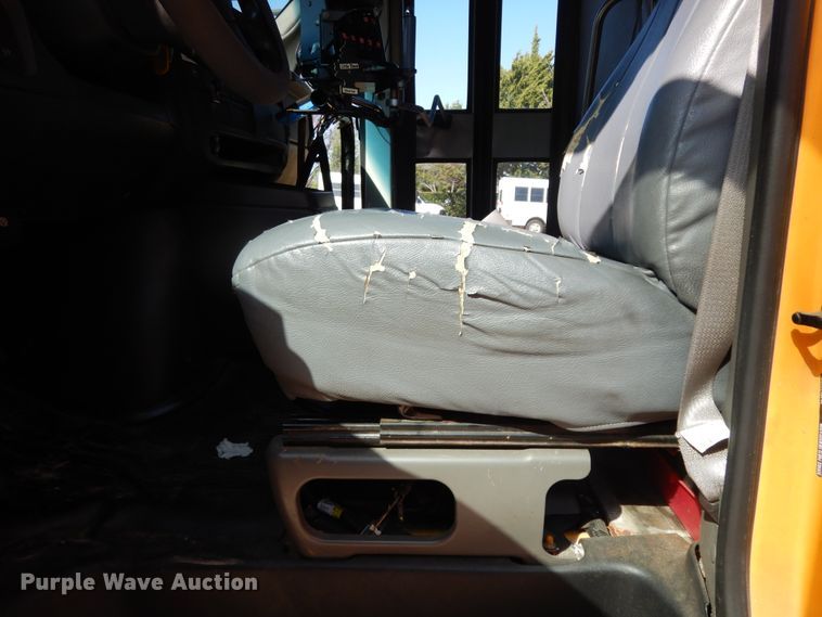 image for item DJ7438 2004 Chevrolet Express G3500  school bus