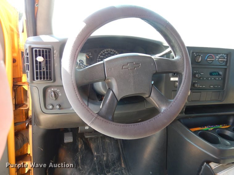 image for item DJ7438 2004 Chevrolet Express G3500  school bus