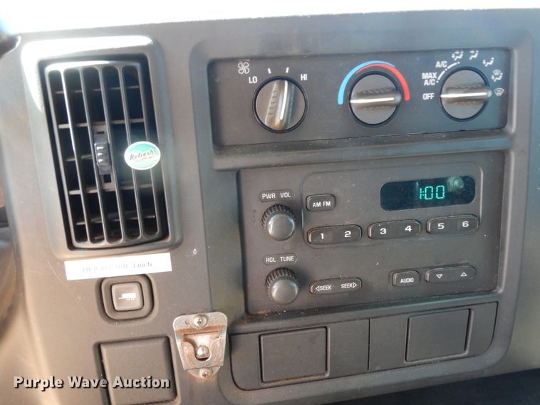 image for item DJ7438 2004 Chevrolet Express G3500  school bus