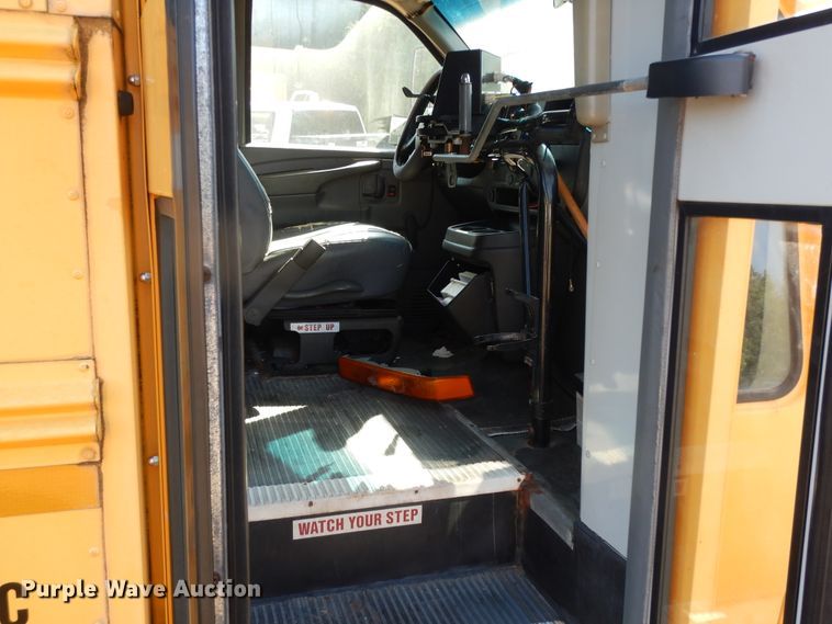 image for item DJ7438 2004 Chevrolet Express G3500  school bus