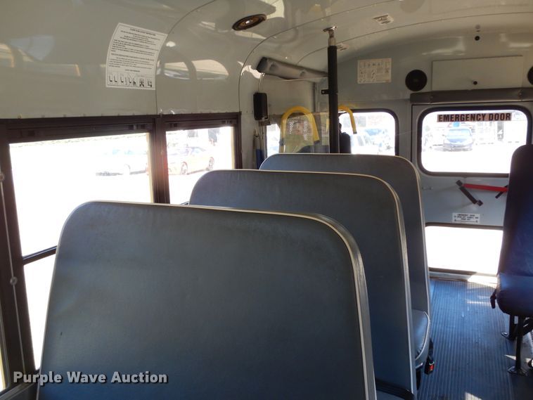 image for item DJ7438 2004 Chevrolet Express G3500  school bus