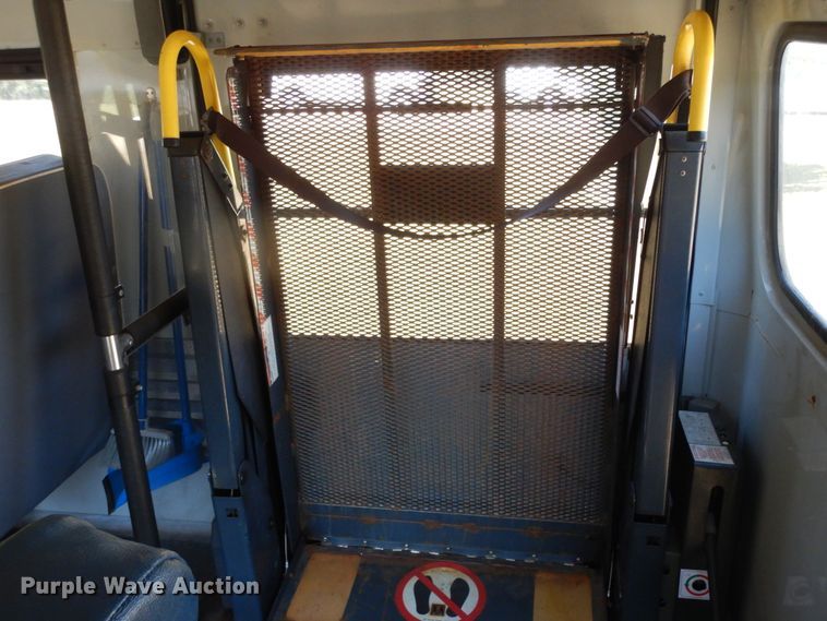 image for item DJ7438 2004 Chevrolet Express G3500  school bus