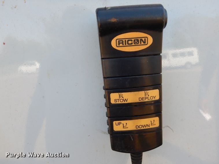 image for item DJ7438 2004 Chevrolet Express G3500  school bus