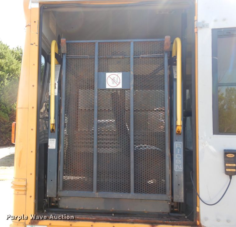 image for item DJ7438 2004 Chevrolet Express G3500  school bus